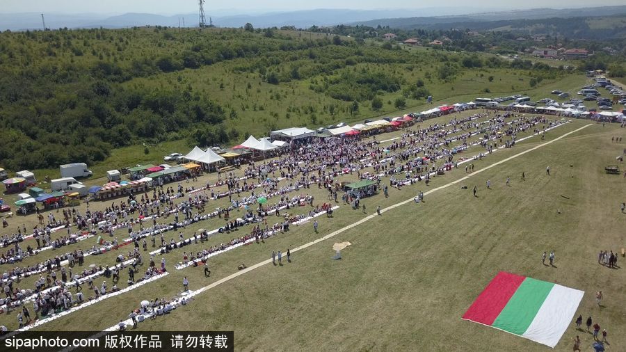 保級(jí)利亞舊式婚禮擺“長桌宴” 超4000人參加欲打破吉尼斯世界紀(jì)錄