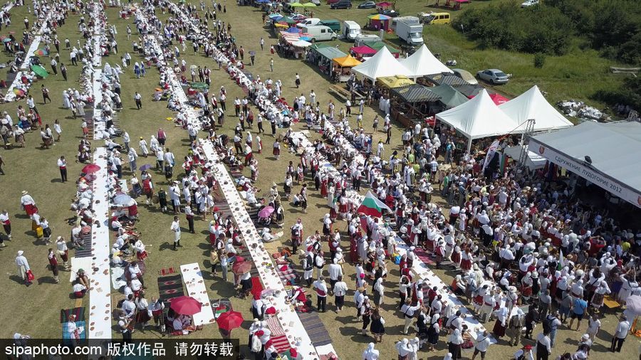 保級利亞舊式婚禮擺“長桌宴” 超4000人參加欲打破吉尼斯世界紀錄