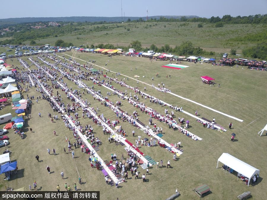 保級(jí)利亞舊式婚禮擺“長(zhǎng)桌宴” 超4000人參加欲打破吉尼斯世界紀(jì)錄