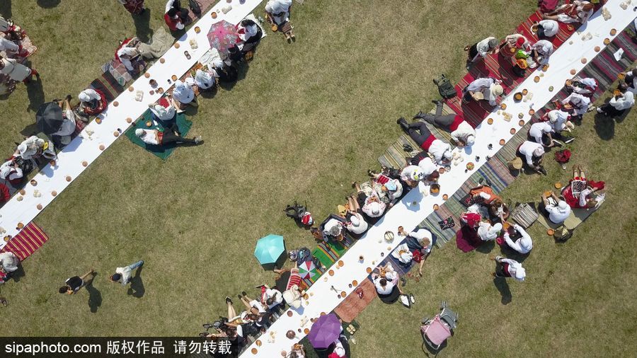 保級(jí)利亞舊式婚禮擺“長(zhǎng)桌宴” 超4000人參加欲打破吉尼斯世界紀(jì)錄