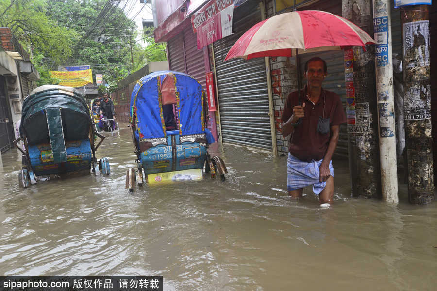 孟加拉國(guó)暴雨導(dǎo)致洪水泛濫 街頭交通癱瘓