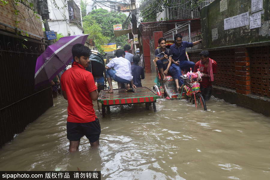 孟加拉國暴雨導(dǎo)致洪水泛濫 街頭交通癱瘓