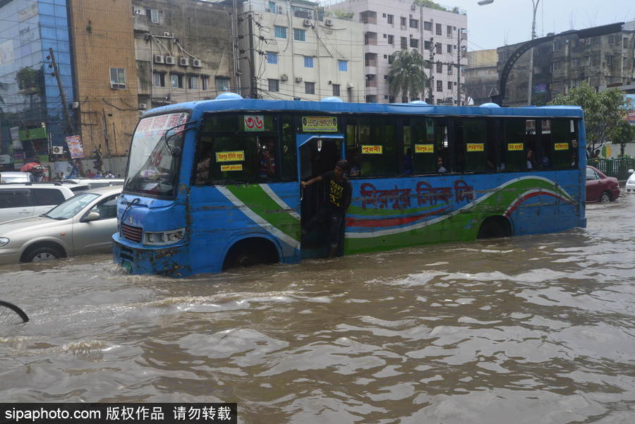 孟加拉國暴雨導(dǎo)致洪水泛濫 街頭交通癱瘓