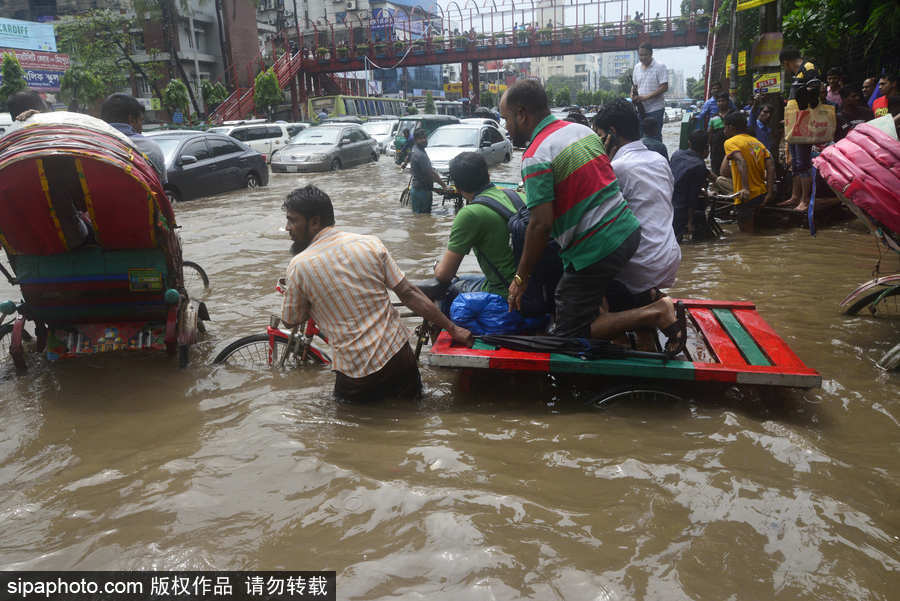孟加拉國暴雨導(dǎo)致洪水泛濫 街頭交通癱瘓