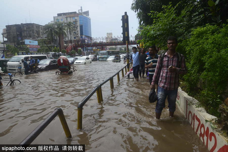 孟加拉國暴雨導(dǎo)致洪水泛濫 街頭交通癱瘓