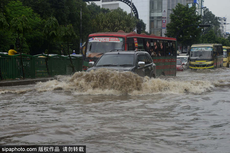 孟加拉國(guó)暴雨導(dǎo)致洪水泛濫 街頭交通癱瘓