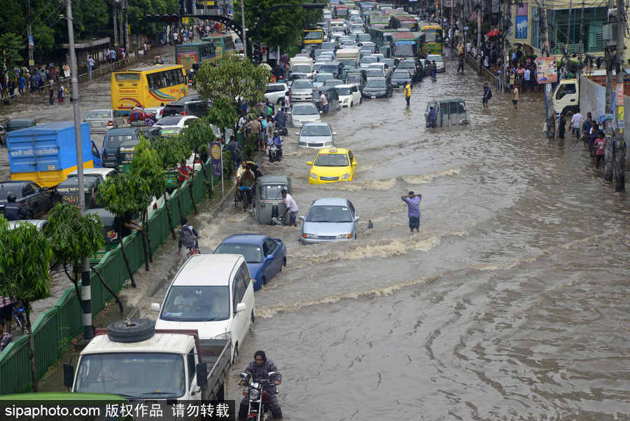 孟加拉國暴雨導(dǎo)致洪水泛濫 街頭交通癱瘓