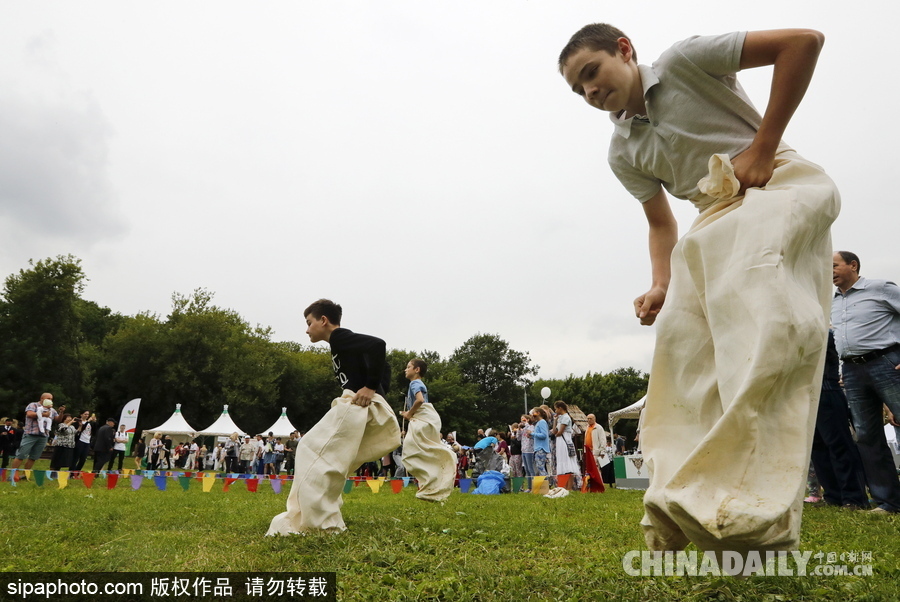 俄羅斯民眾慶祝薩班推節(jié) “枕頭大戰(zhàn)”挑水桶等競(jìng)賽激烈上演