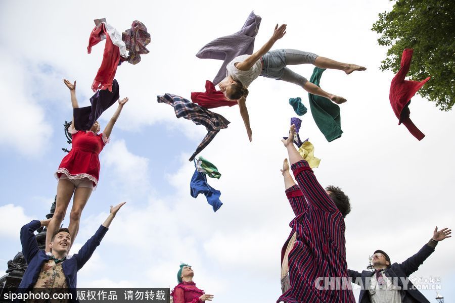 這才叫“放飛自我” 馬戲團成員倫敦街頭上演花式空翻