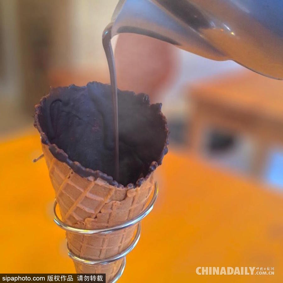 來(lái)一杯脆皮咖啡！東京一咖啡店標(biāo)新立異推出能喝的“甜筒”