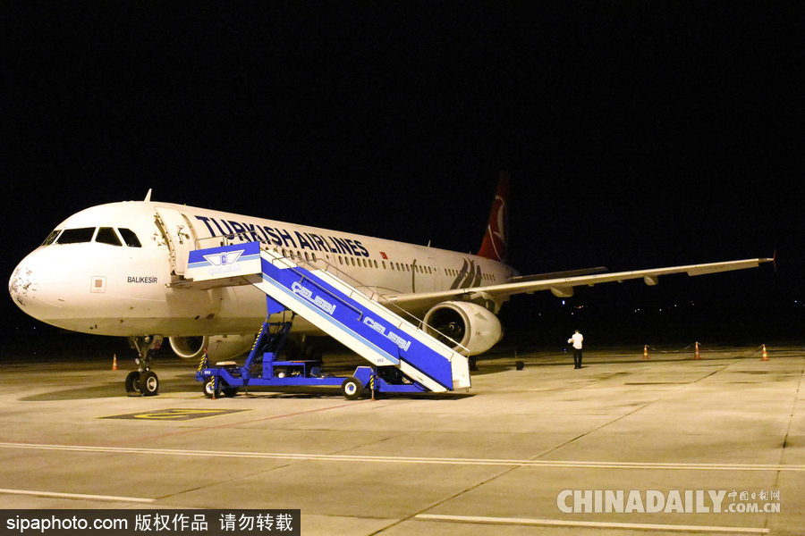 土耳其暴雨冰雹天氣襲擊 一架飛機(jī)受損緊急迫降
