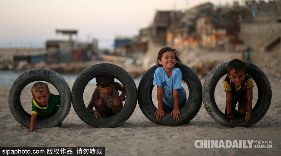 加沙海灘日常 夕陽(yáng)下兒童玩耍天真活潑