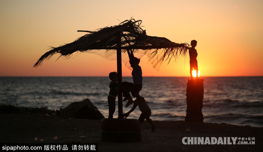 加沙海灘日常 夕陽下兒童玩耍天真活潑