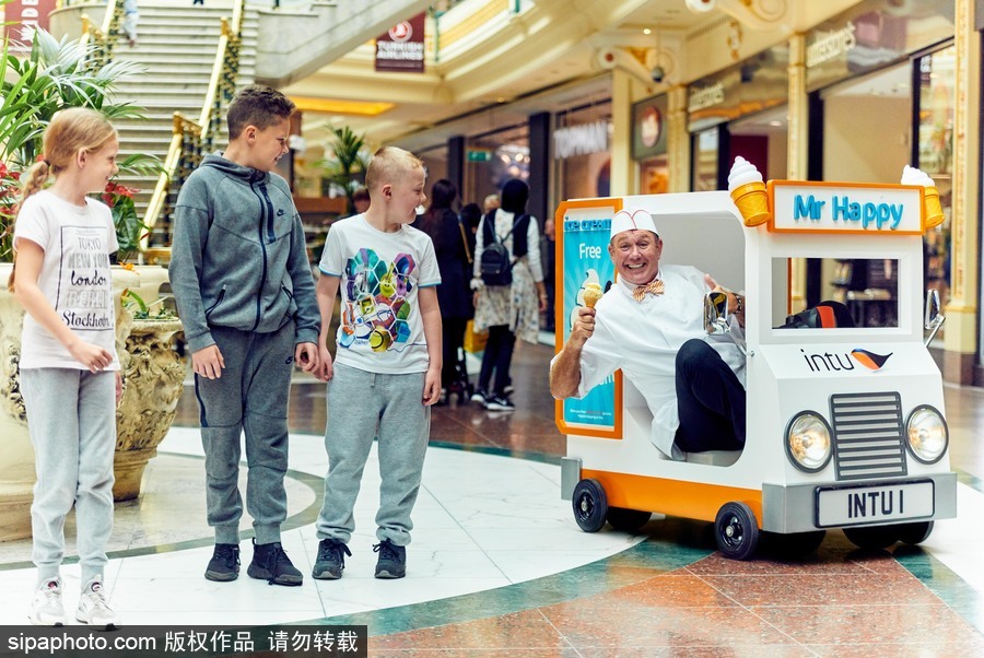 太迷你了！世界最小冰淇淋車亮相似來自“小人國”