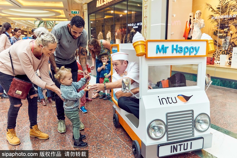 太迷你了！世界最小冰淇淋車亮相似來自“小人國”