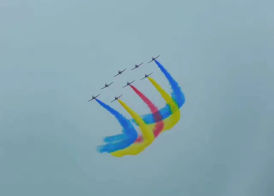 赤橙黃綠青藍(lán)紫，長空雄鷹呈英豪！