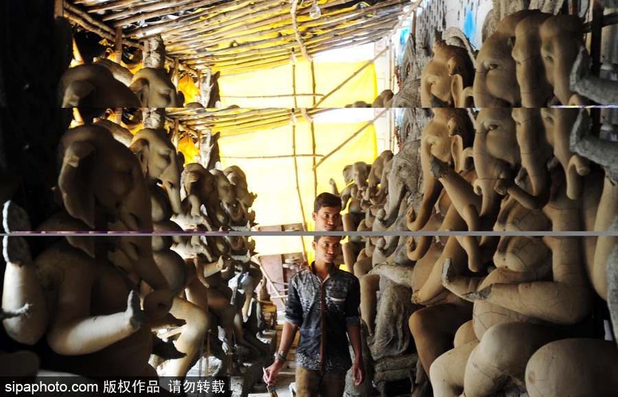 走近印度傳統(tǒng)節(jié)日甘尼許節(jié) 當(dāng)?shù)厮囆g(shù)家用黏土制作象神甘尼許