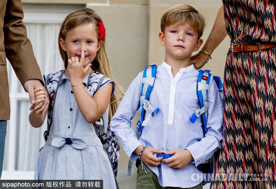丹麥王儲(chǔ)龍鳳胎兒女迎來入學(xué)日 小王子神情“哀傷”小公主興奮雀躍