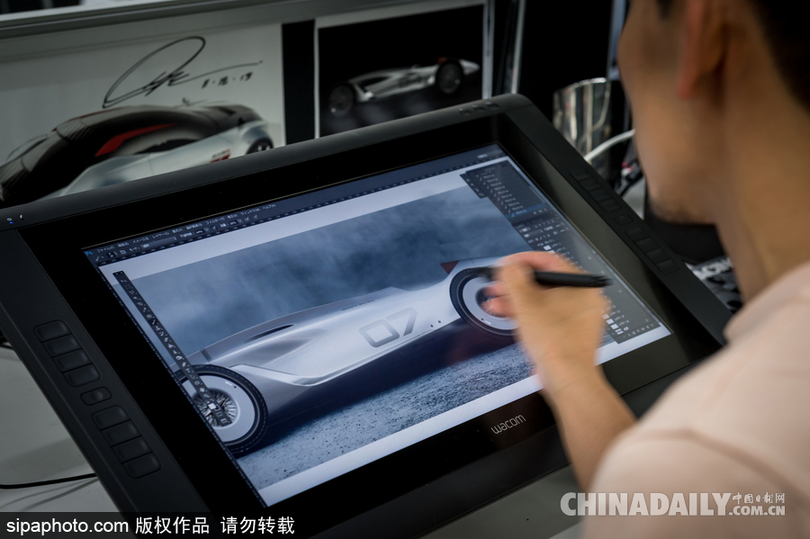 現(xiàn)代與復古的結(jié)合 純電動賽車懷舊外型炫酷十足
