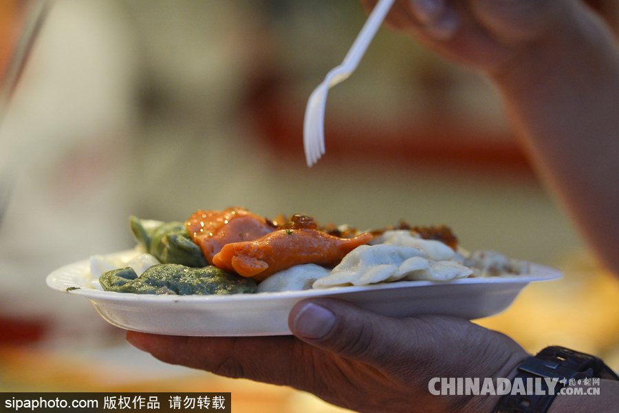 原來(lái)外國(guó)人也吃餃子 波蘭“餃子節(jié)”民眾大享美食