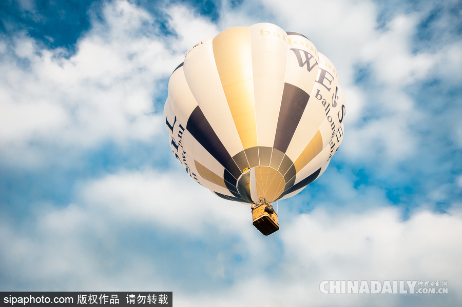 藍(lán)天下的飛行浪漫！荷蘭巴訥費(fèi)爾德熱氣球節(jié)開(kāi)幕