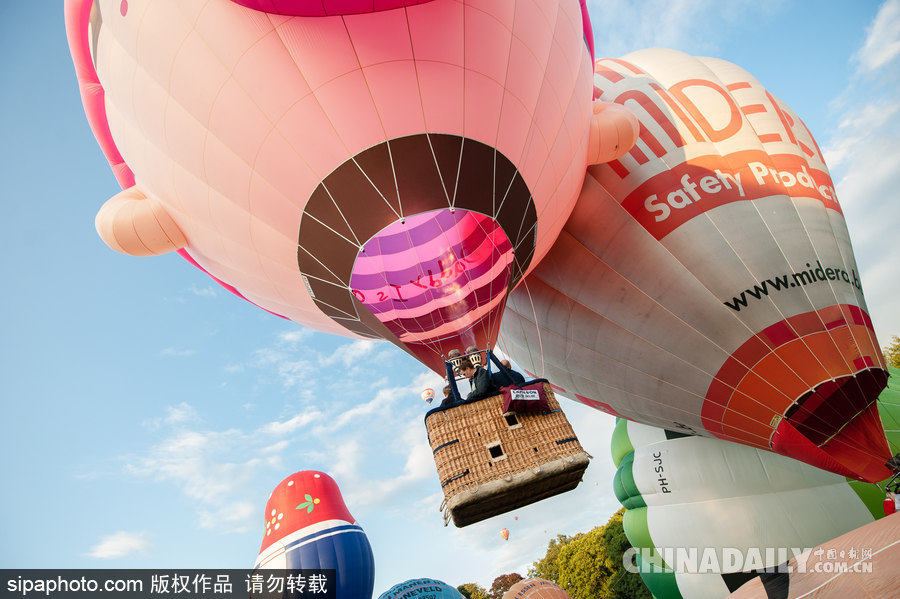 藍(lán)天下的飛行浪漫！荷蘭巴訥費(fèi)爾德熱氣球節(jié)開(kāi)幕