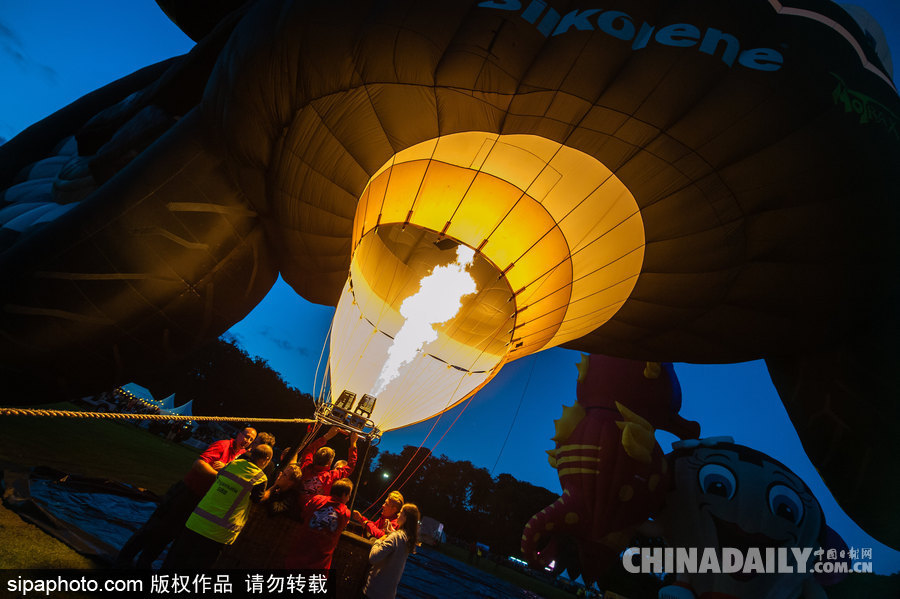 藍(lán)天下的飛行浪漫！荷蘭巴訥費爾德熱氣球節(jié)開幕