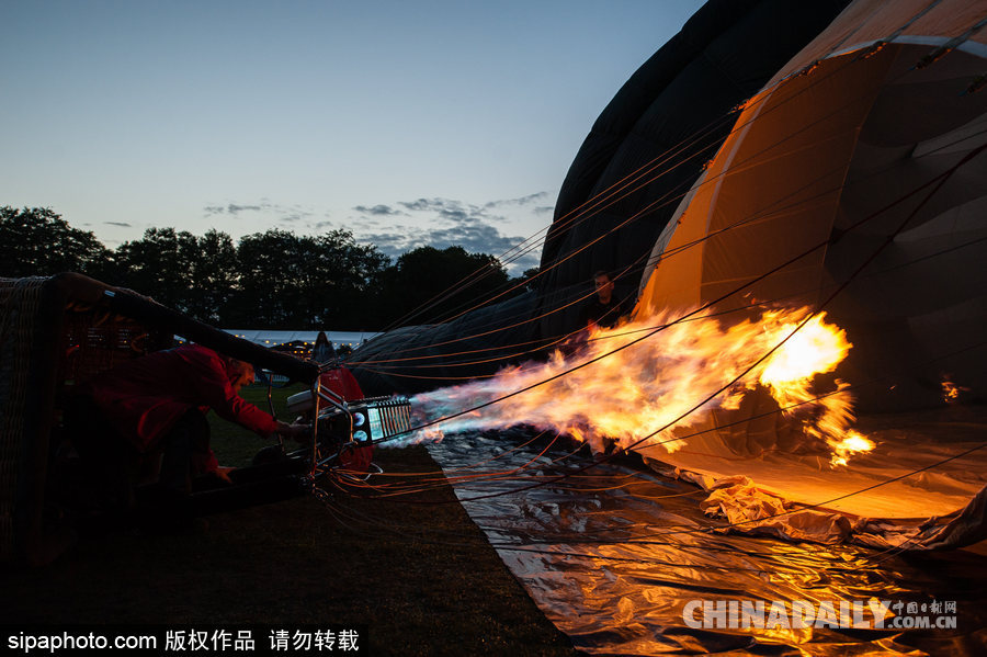 藍(lán)天下的飛行浪漫！荷蘭巴訥費(fèi)爾德熱氣球節(jié)開幕