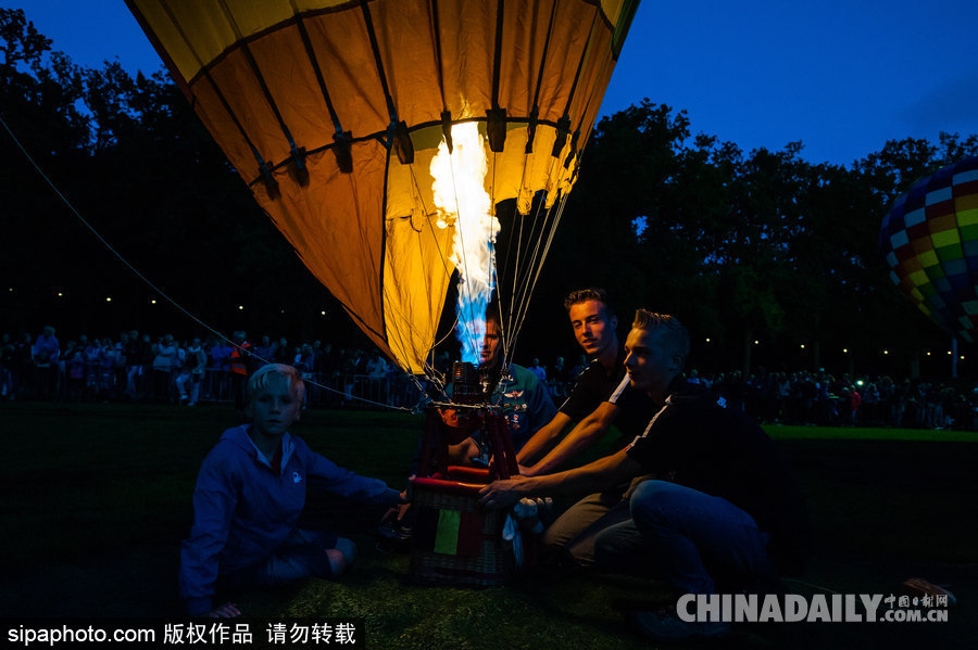 藍(lán)天下的飛行浪漫！荷蘭巴訥費(fèi)爾德熱氣球節(jié)開幕