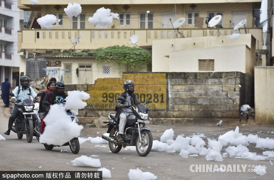 印度貝蘭杜爾湖污染嚴重 產(chǎn)生大量泡沫充斥街頭
