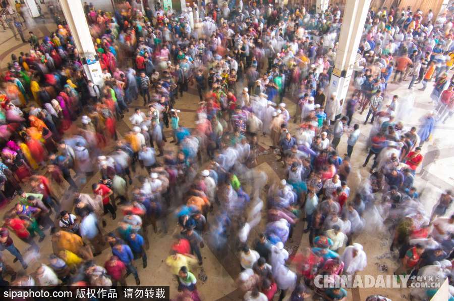 宰牲節(jié)即將到來(lái) 孟加拉國(guó)“火車(chē)大軍”購(gòu)票場(chǎng)面不輸中國(guó)春運(yùn)