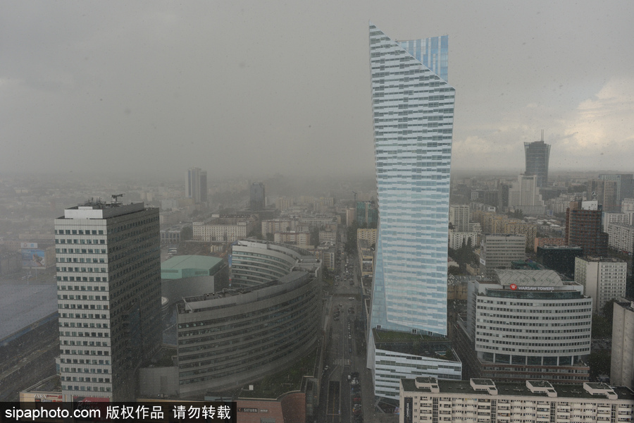 風(fēng)暴襲擊波蘭首都華沙 城市上空黃沙蔽日