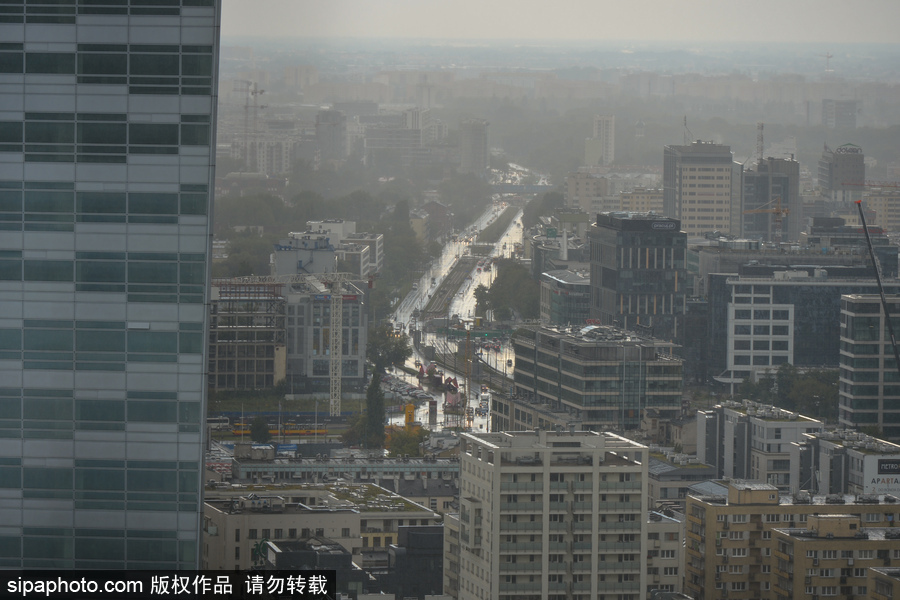 風暴襲擊波蘭首都華沙 城市上空黃沙蔽日