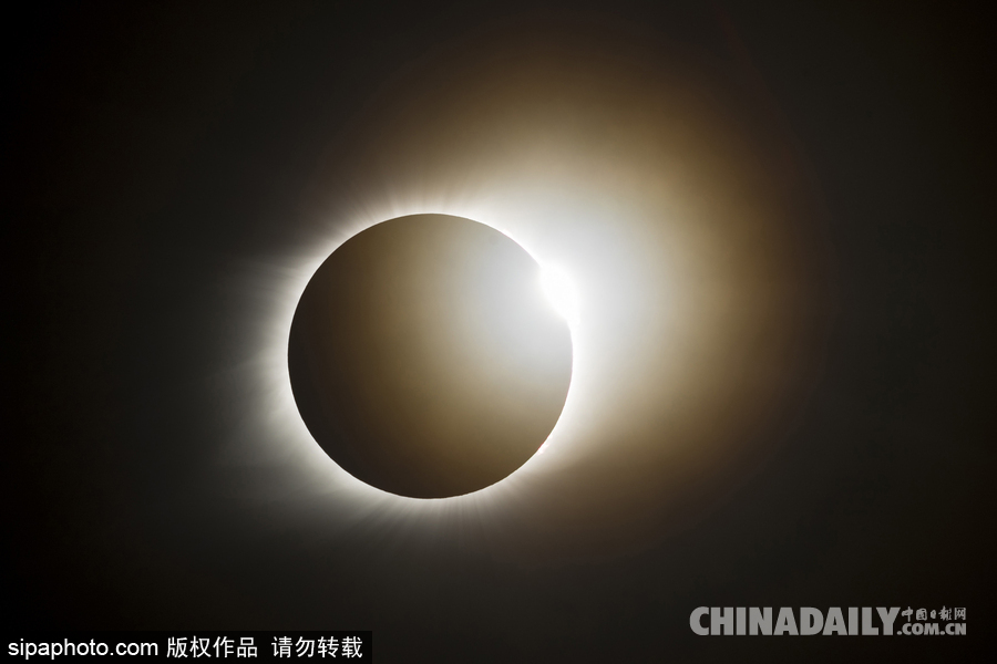 實(shí)拍美國德克薩斯州萊昂縣上空超級日全食