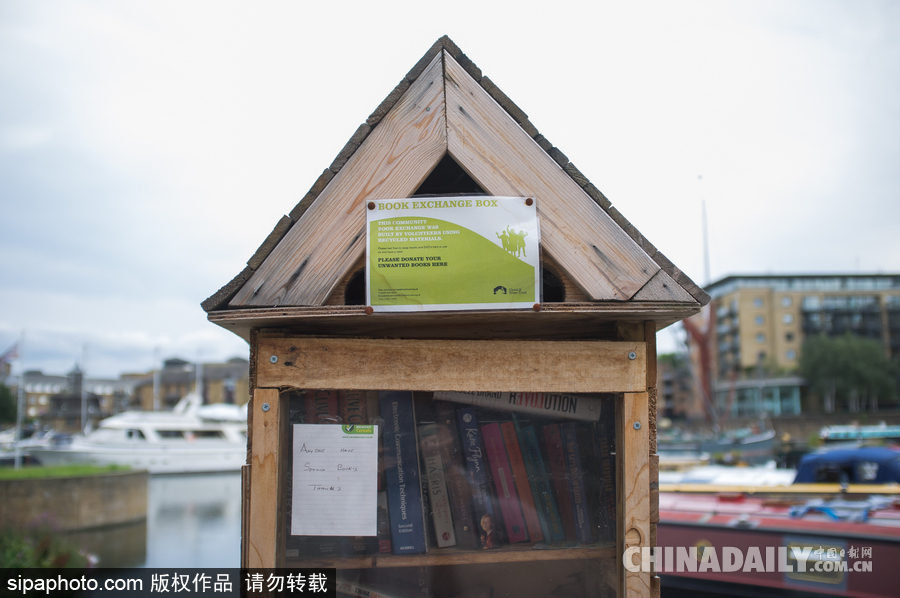 讓知識(shí)“流動(dòng)”起來(lái) 英國(guó)倫敦街頭現(xiàn)書(shū)籍交換小屋