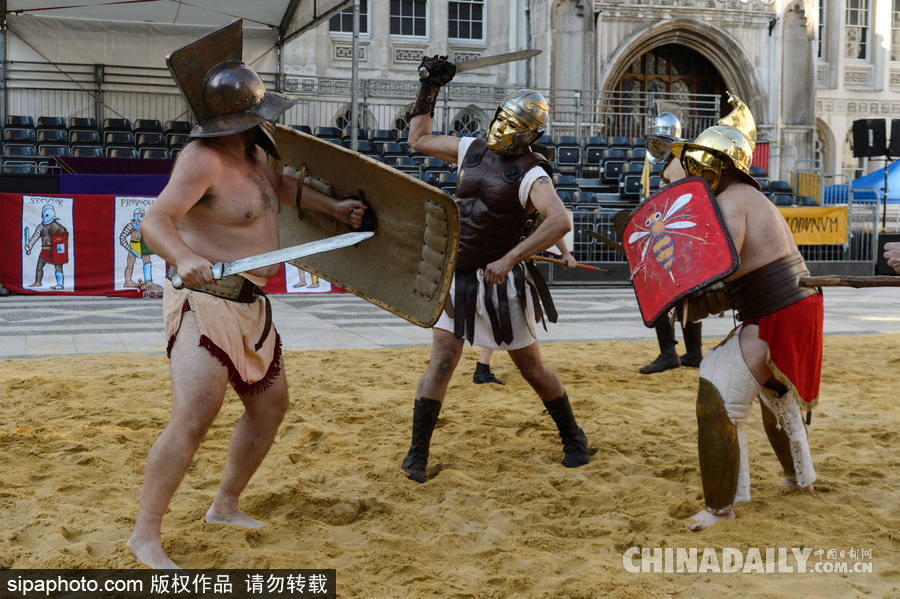 英國(guó)倫敦舉行古典角斗士大戰(zhàn) 模樣逼真重現(xiàn)歷史