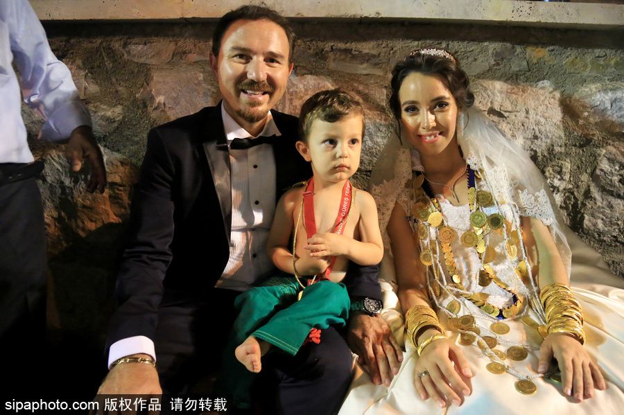 土耳其鄉(xiāng)村傳統(tǒng)婚禮 上演摔跤大賽硬漢紛紛上場(chǎng)