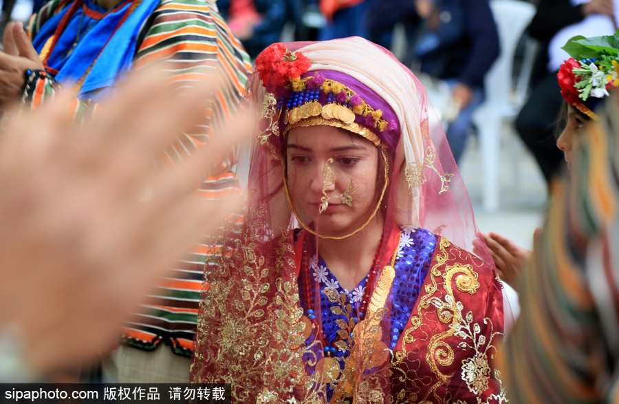 土耳其鄉(xiāng)村傳統(tǒng)婚禮 上演摔跤大賽硬漢紛紛上場(chǎng)