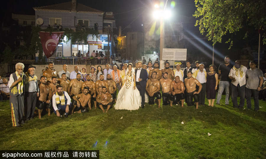 土耳其鄉(xiāng)村傳統(tǒng)婚禮 上演摔跤大賽硬漢紛紛上場