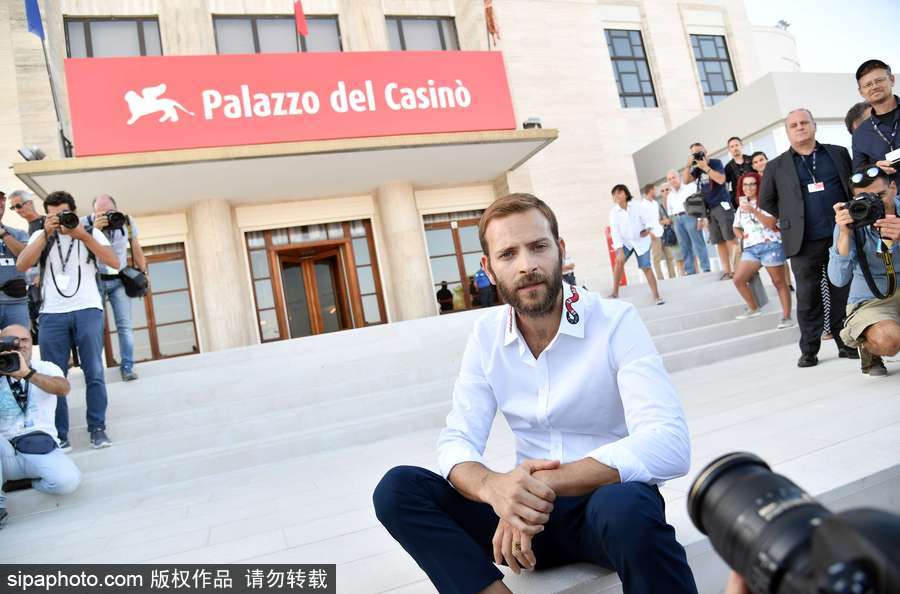 74屆威尼斯：開幕式帥氣主持人亞歷桑德羅·伯格現(xiàn)身場外吸引無數(shù)鏡頭