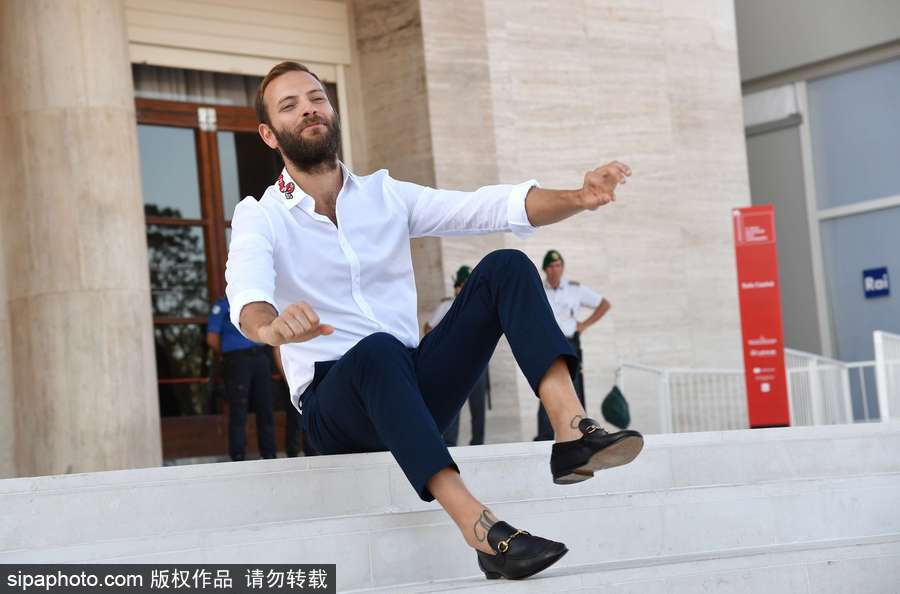 74屆威尼斯：開幕式帥氣主持人亞歷桑德羅·伯格現(xiàn)身場(chǎng)外吸引無(wú)數(shù)鏡頭