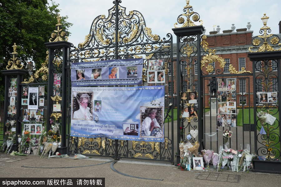 英國肯辛頓宮外擺滿照片鮮花 紀念戴安娜王妃逝世20周年