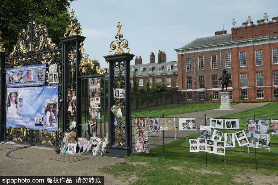 英國肯辛頓宮外擺滿照片鮮花 紀(jì)念戴安娜王妃逝世20周年