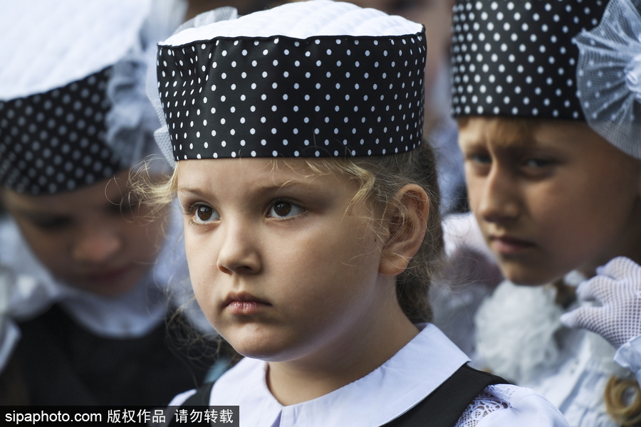 俄羅斯“知識(shí)日” 西伯利亞軍事學(xué)校萌娃穿制服慶祝