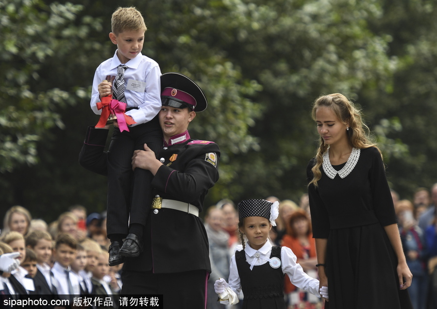 俄羅斯“知識(shí)日” 西伯利亞軍事學(xué)校萌娃穿制服慶祝