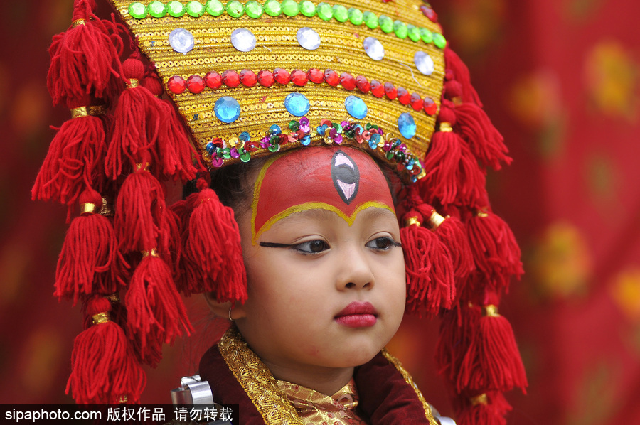 尼泊爾百名女孩精心裝扮化身“活女神” 慶祝庫(kù)瑪麗崇拜節(jié)