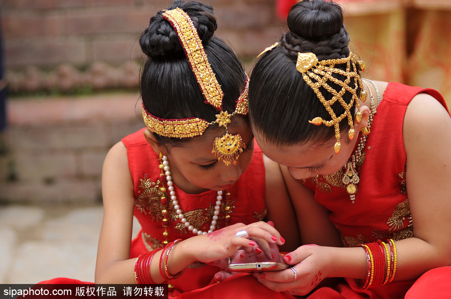 尼泊爾百名女孩精心裝扮化身“活女神” 慶祝庫(kù)瑪麗崇拜節(jié)
