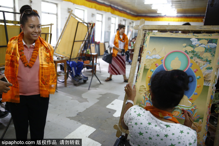 世界上首位獲得執(zhí)照的無臂女飛行員 訪問尼泊爾鼓勵(lì)殘疾人