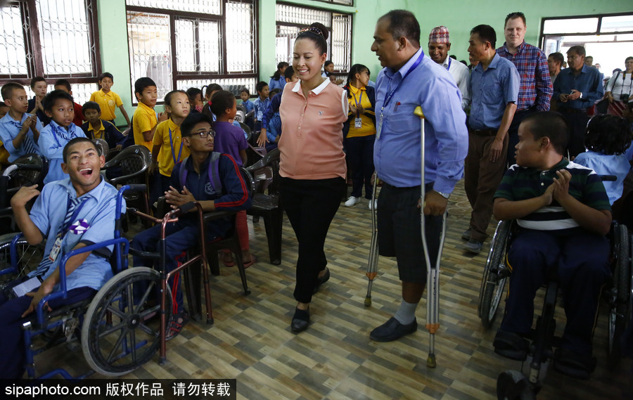 世界上首位獲得執(zhí)照的無(wú)臂女飛行員 訪(fǎng)問(wèn)尼泊爾鼓勵(lì)殘疾人