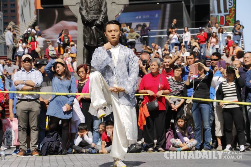 領(lǐng)銜中國(guó)功夫 太極拳打到紐約時(shí)代廣場(chǎng)了